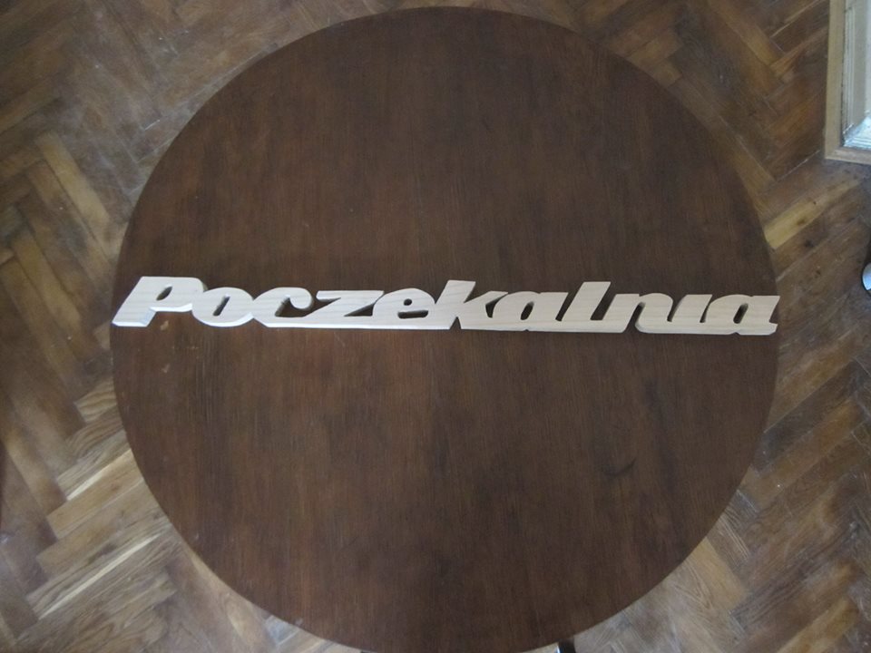 napis-z-drewna-poczekalnia